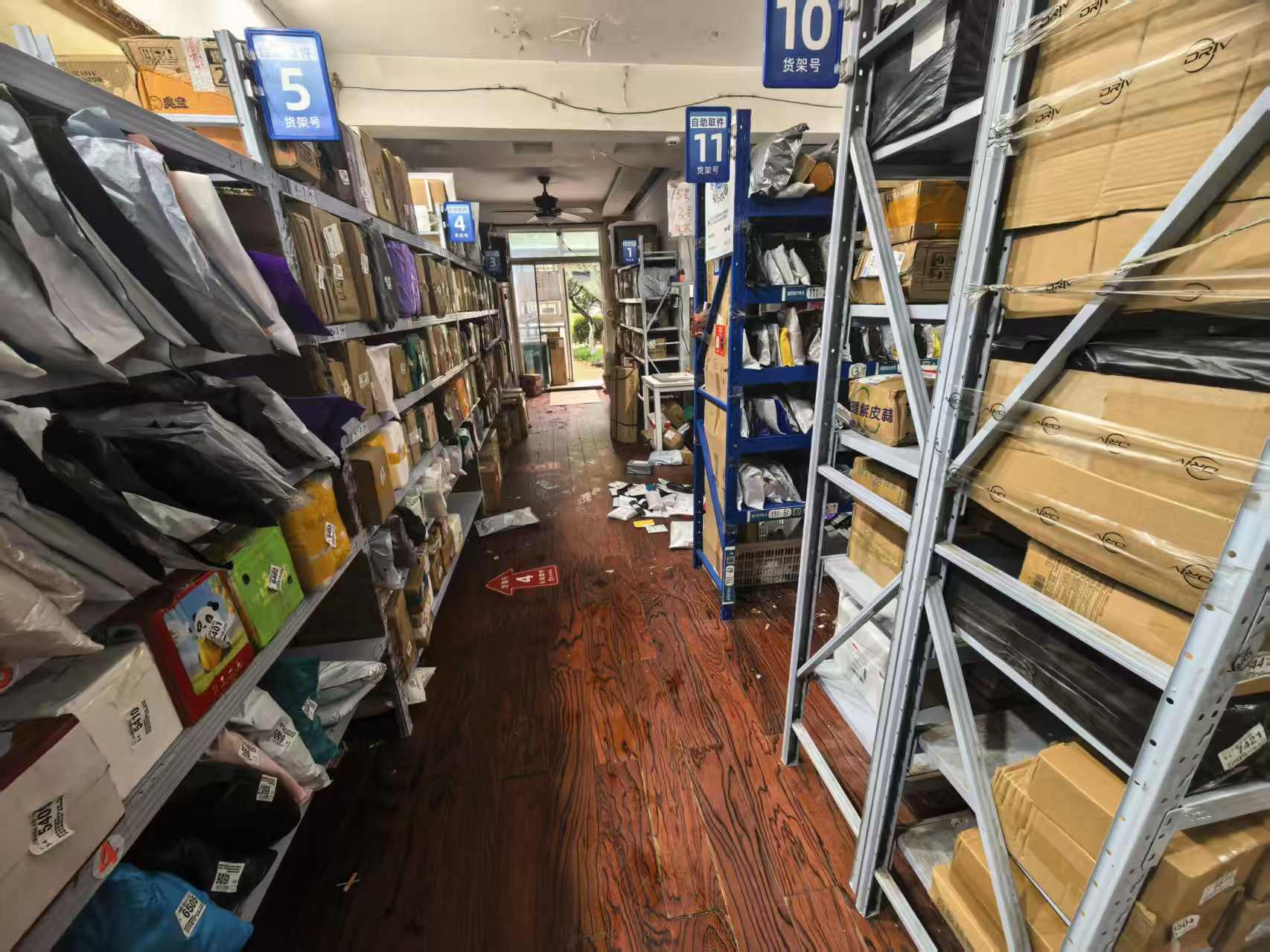 沌口经济开发区金色港湾小区菜鸟驿站转...